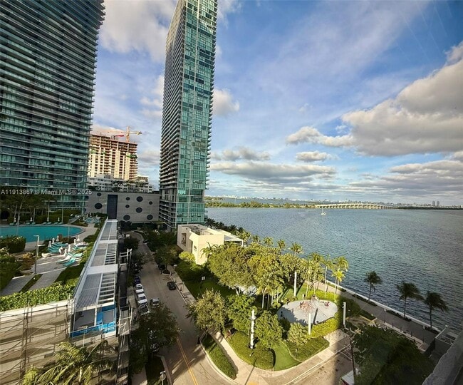 Building Photo - 555 NE 30th St