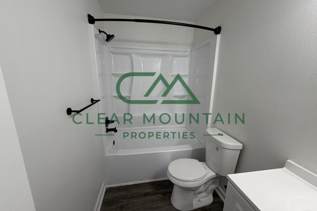 Building Photo - MOVE-IN SPECIAL! FREE RENT!