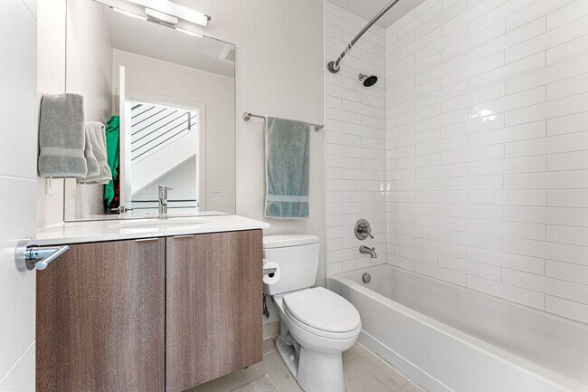 Building Photo - ROOFTOP DECK + spacious END UNIT townhome in Berkeley Neighborhood!