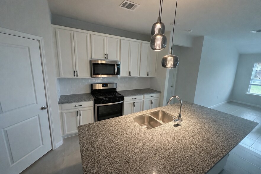 Building Photo - 300 Low Bramble Dr