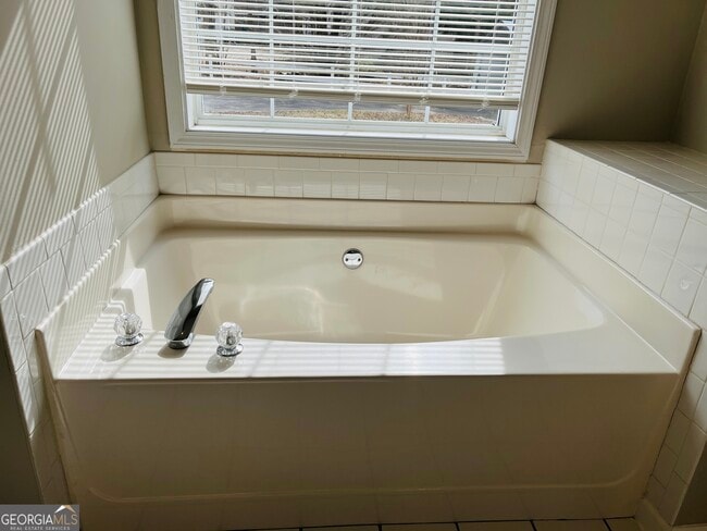 Building Photo - 50 Rock Mill Ct