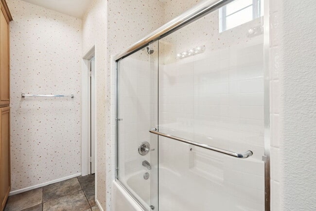 Building Photo - "Luxurious 2-Bed Condo Retreat with Fireplace & Pool Oasis in Ventura!"