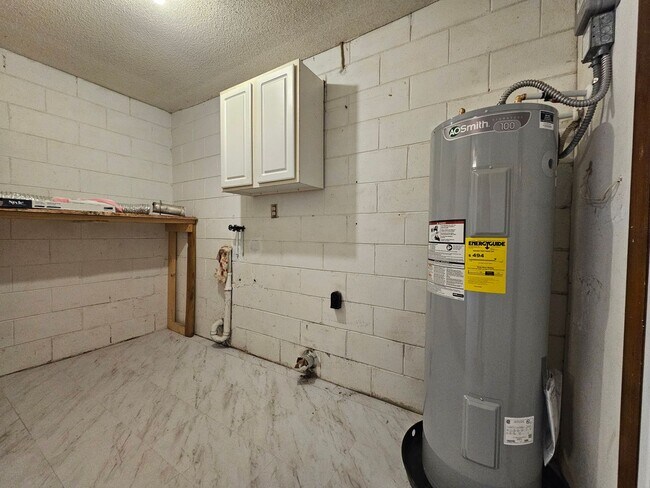 Building Photo - Cozy 3 Bedroom 2 bathroom Home in Prime Or...