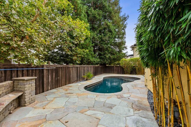 Building Photo - Spacious 3 Bedroom, 3 Bathroom Home with P...