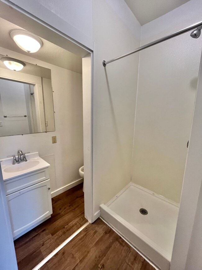 Building Photo - 424 W 6th St