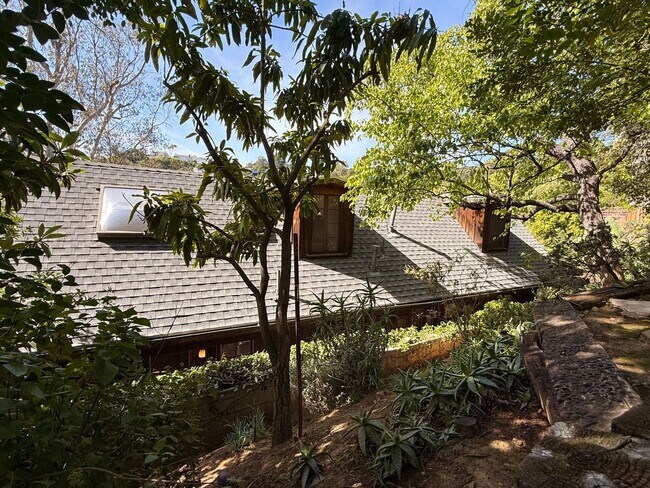 Building Photo - Furnished 1940s Beachwood Canyon Retreat with Treetop Deck + Creative Loft!