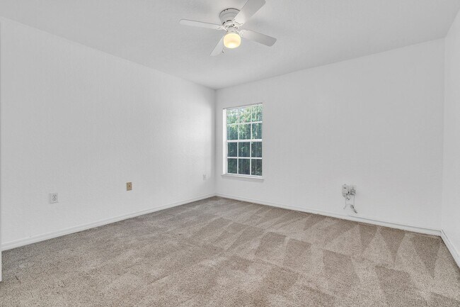 Building Photo - Stunning Designer Condo Remodeled to Perfe...