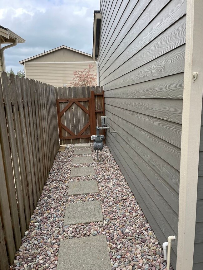 Building Photo - Beautiful 4 Bedroom in a small and exclusive neighborhood