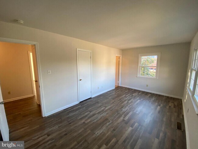 Building Photo - 300 Garfield Ct