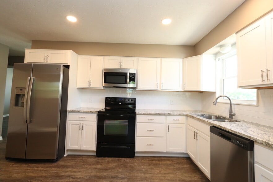 Building Photo - 6810 Village Green Blvd