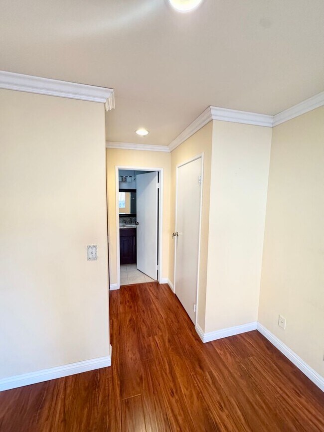 Building Photo - *** Charming 4 bed 3.5 bath Alhambra Townhome ***