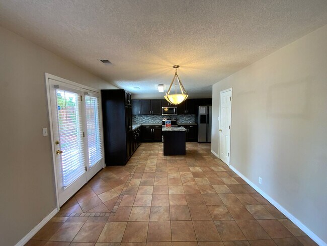 Building Photo - 4 Bedroom Home Available Near Golf Course ...