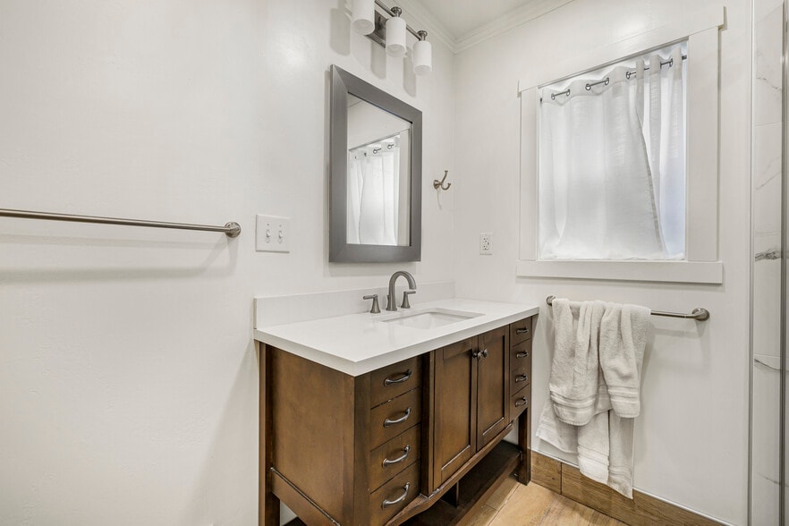 Building Photo - 225 E 2nd S