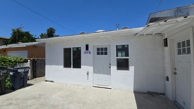Building Photo - 1319 E 59th Pl
