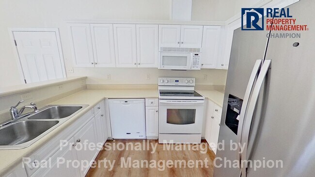 Building Photo - Charming 3 BD/2 BA Home w/Split Bedroom La...