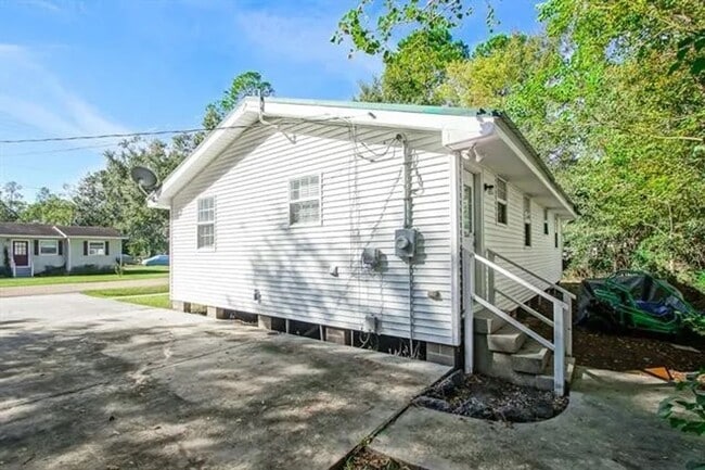 Building Photo - Cottage Core Vibes