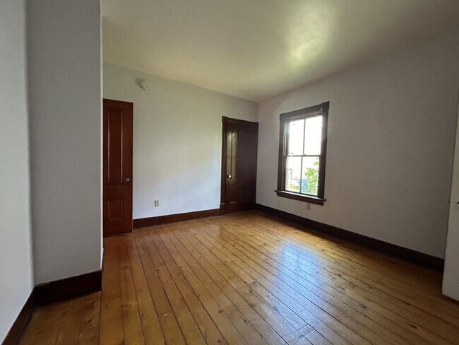 Building Photo - 14 Crombie St