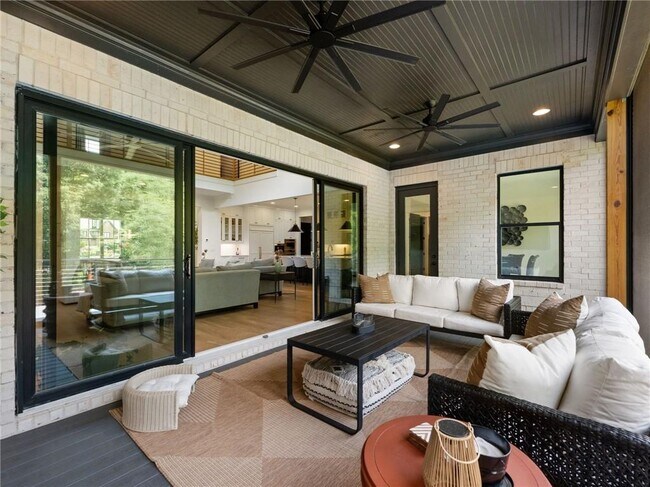 Building Photo - 566 Versailles Dr