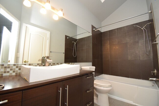 Building Photo - Quiet 2 Bed Millcreek Condo with Beautiful Mountain Views!