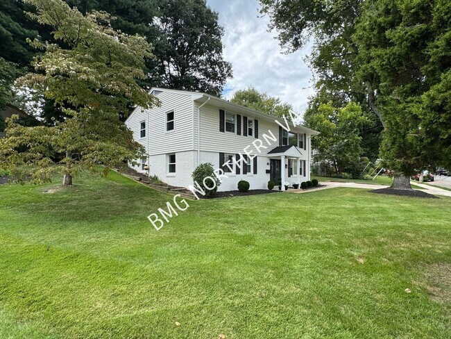 Building Photo - 1109 Hillcrest Dr SW