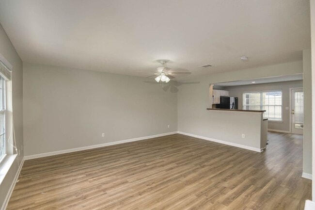 Building Photo - Lee Crossing Neighborhood, Easy access to ...