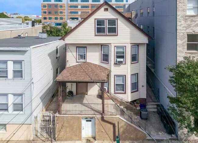 Building Photo - 530 47th St