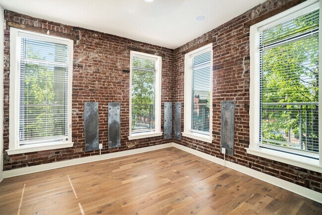 Building Photo - Modern 1 Bedroom, 1 Bath Apartment Home  Located In Historic Westport