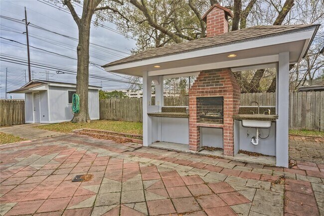 Building Photo - 4810 Saxon St