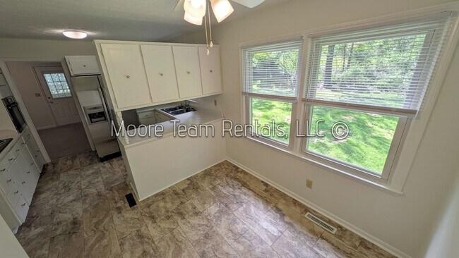 Building Photo - 3/2 House W/ Basement Garage/Storage