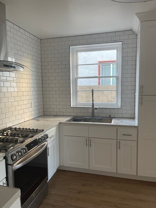 Kitchen - 826 E Elmwood Ave