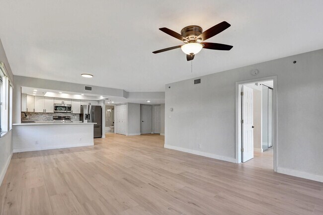Building Photo - 700 Uno Lago Dr