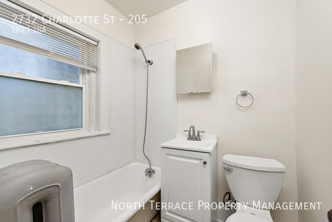 Building Photo - Charming, VINTAGE 1BR with Balcony - Close...