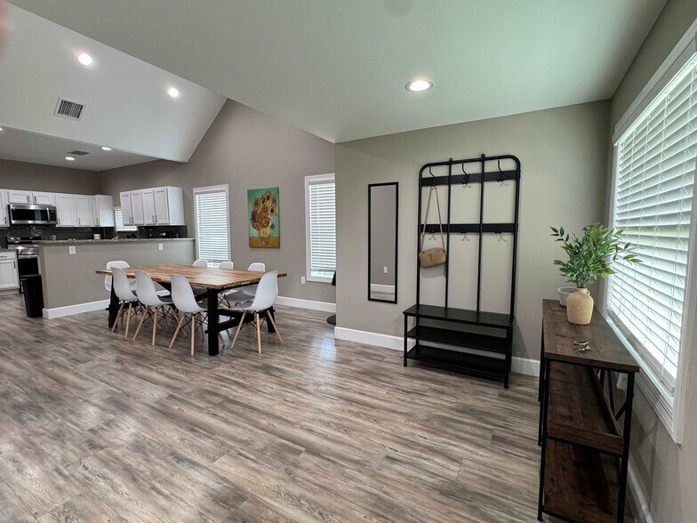 Building Photo - 420 E Cypress St