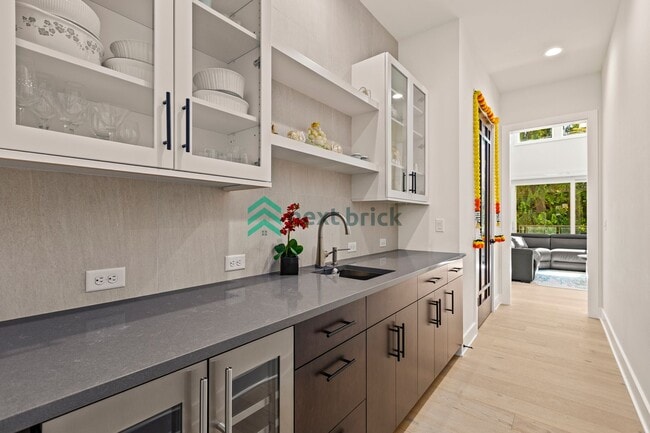 Building Photo - Luxury Meets Innovation | Stunning 5Bed, 5...