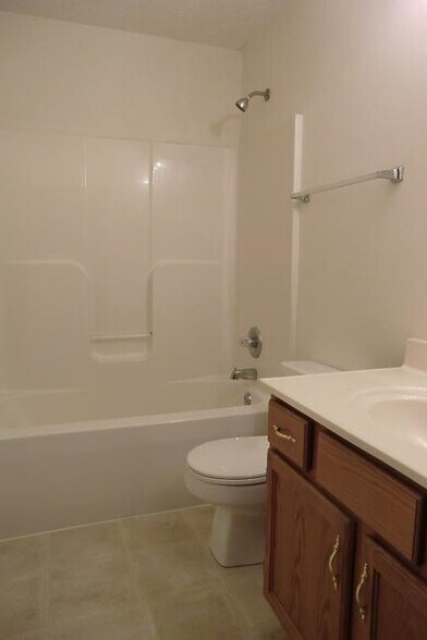 Building Photo - 751 Village Dr