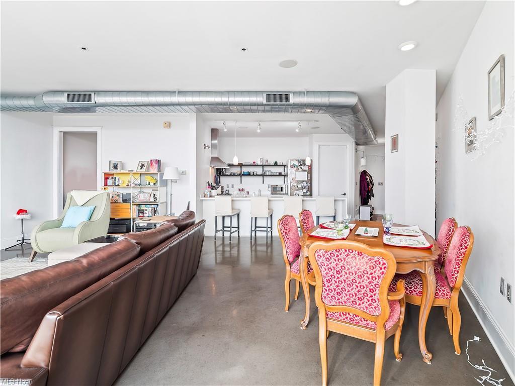 Dining Room - 701 W Lakeside Ave