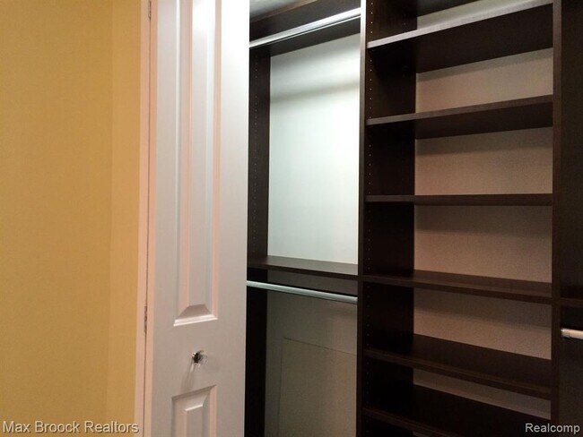 Building Photo - 115 E Lincoln St