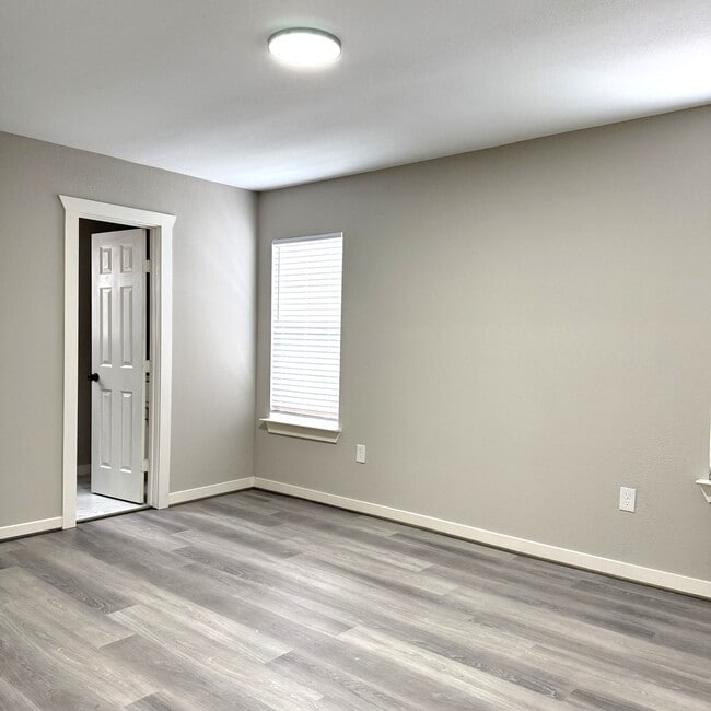 Building Photo - 4510 Kingsbury St