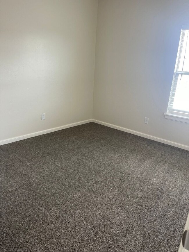 Building Photo - 3 bedroom 2 bath duplex in Newcastle