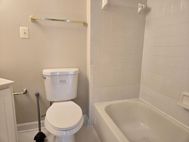 Building Photo - Stunning and Spacious 5 Bed 4 Bath Colonia...