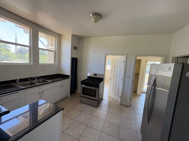 Building Photo - Spacious two bedroom conveniently located ...