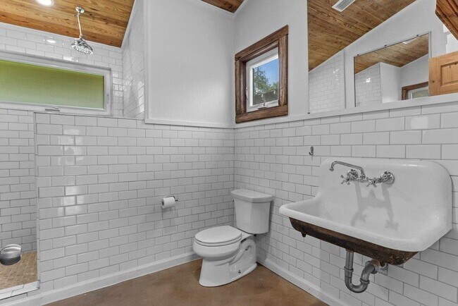 Building Photo - 4305 Leslie Ave