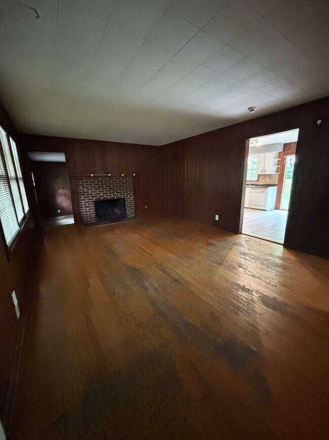 Building Photo - 3 Bedroom 1 Bath Home For Rent