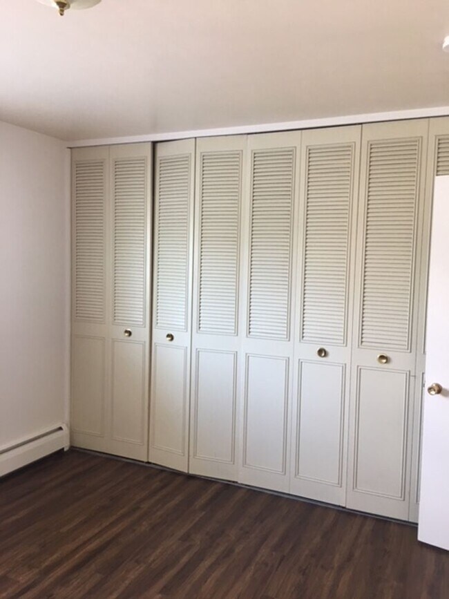 Building Photo - AMAZING LOCATION NEAR CAMPUS 2 Bed 1 Bath Condo-AVAILABLE NOW!