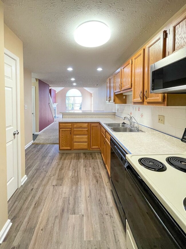 Building Photo - Near Local Shops and Restaurants