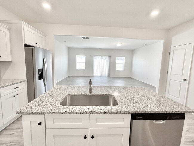 Building Photo - 3BD Townhome in Concord Lakes Minutes from...