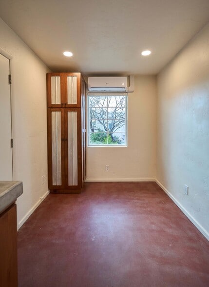 Building Photo - 2542 E Seneca St