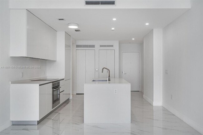 Building Photo - 700 NE 24th St