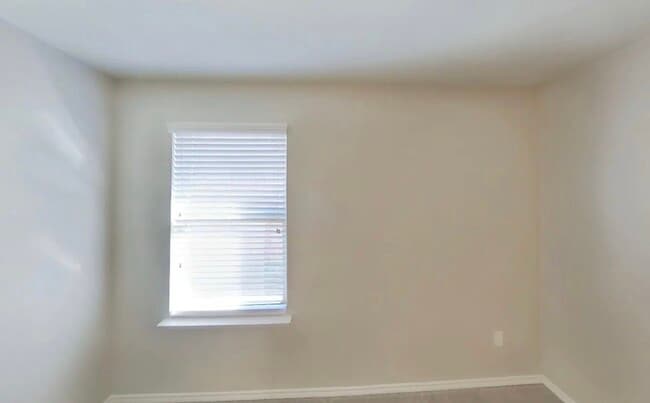 Building Photo - AVAILABLE NOW READY TO MOVE IN