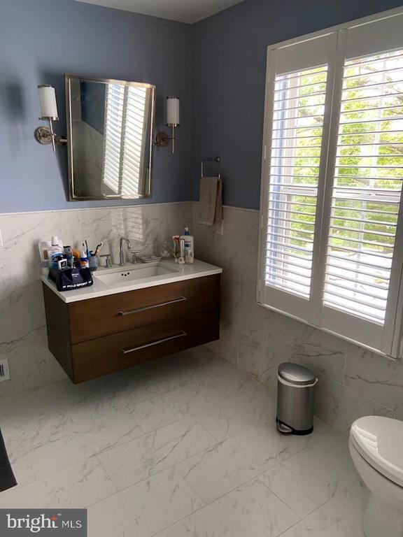 Building Photo - 805 Rosehill Dr